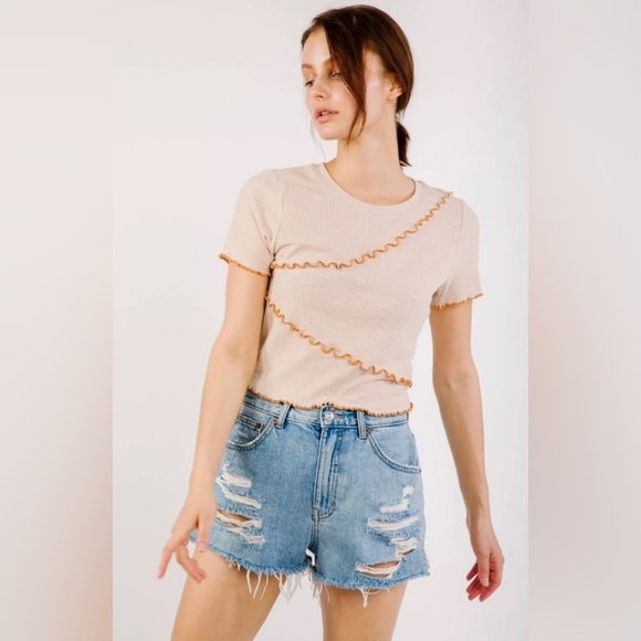 New In Tan Ruffle Tee SZ LG - Picture 1 of 5